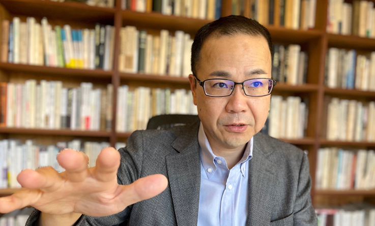 井手英策